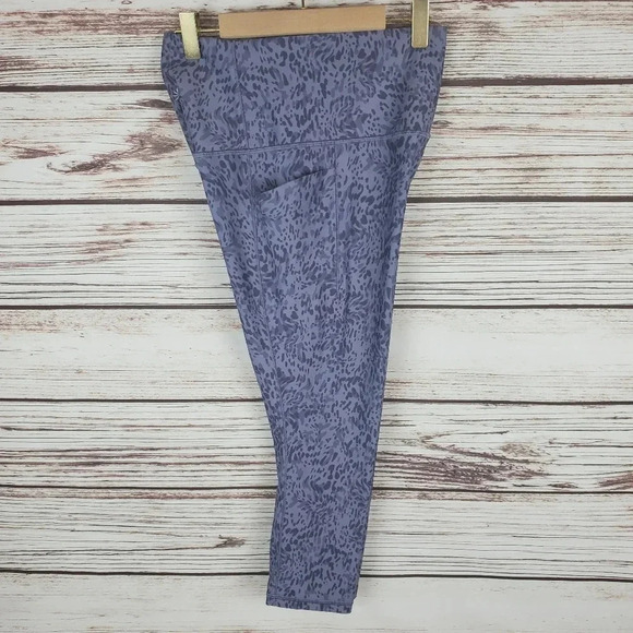 Athleta Womens Small Salutation Stash Pocket II Tempest Violet Capri Leggings - Picture 8 of 9